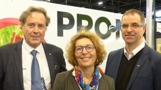 De gauche à droite Pascal Bougaud (Terreaux Star président) Frédérique Delavaud (Premier Tech Horticulture directrice générale Premier Tech Horticulture) et Martin Pelletier (Premier Tech président groupe horticulture et agricultureCrédits photos : Premier Tech Horticulture